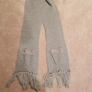 Knit scarf with pockets
